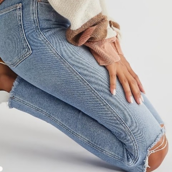 NWT Free People Distressed High Rise Jeans Size 24 Light Wash Raw Hem - Picture 10 of 12